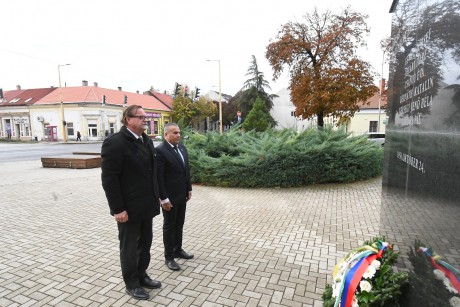 Csendes koszorúzással emlékeztek az 56-os forradalom és szabadságharc hőseire